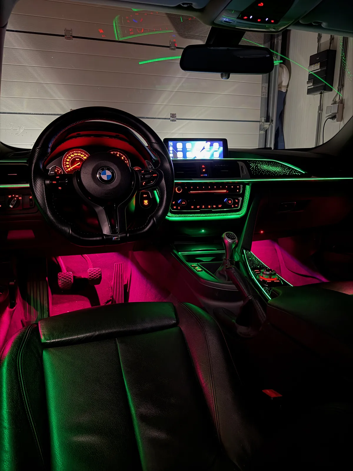 Werkend Apple CarPlay touchscreen interface in gemoderniseerd dashboard