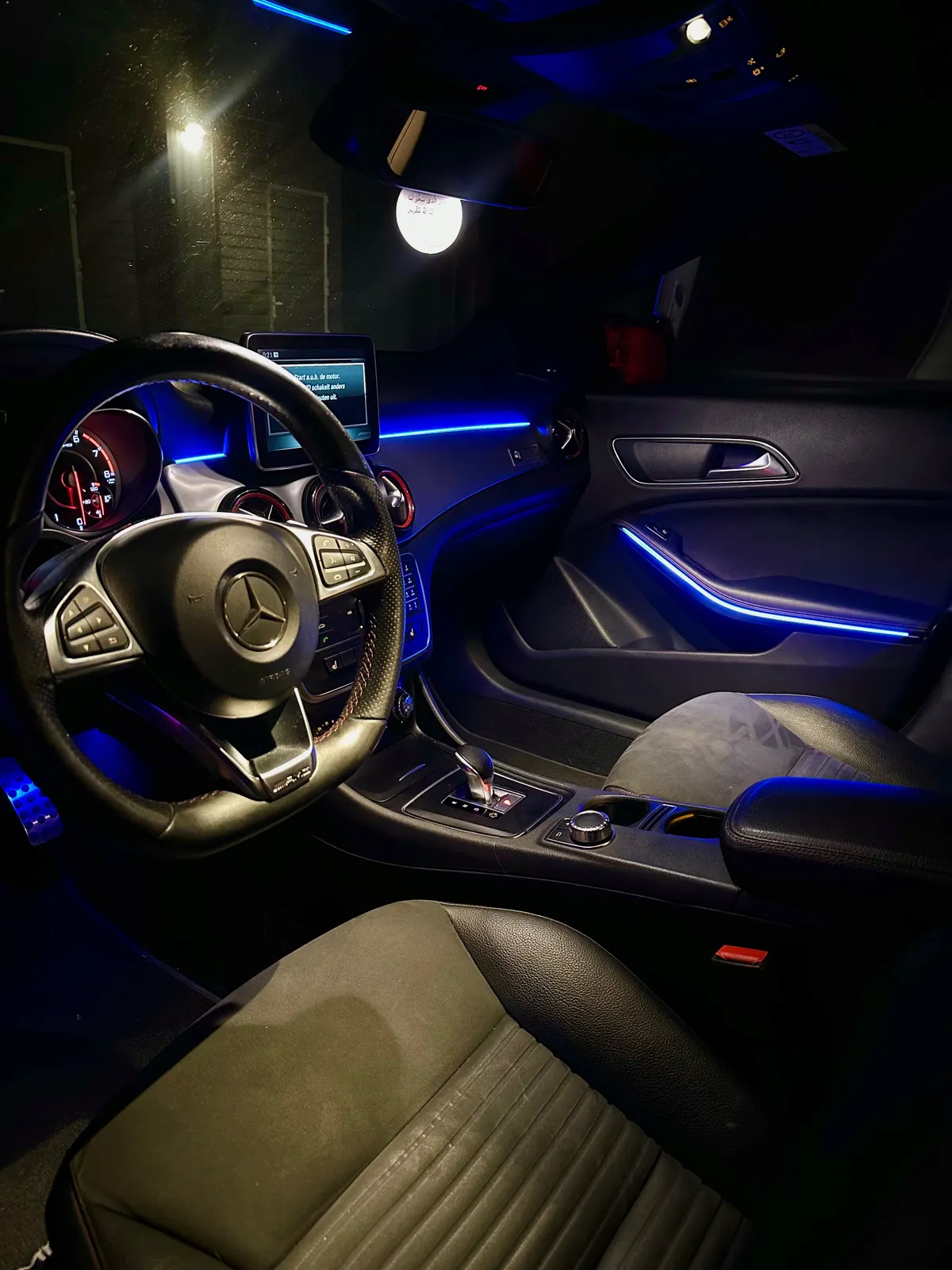 Werkend Apple CarPlay touchscreen interface in gemoderniseerd dashboard