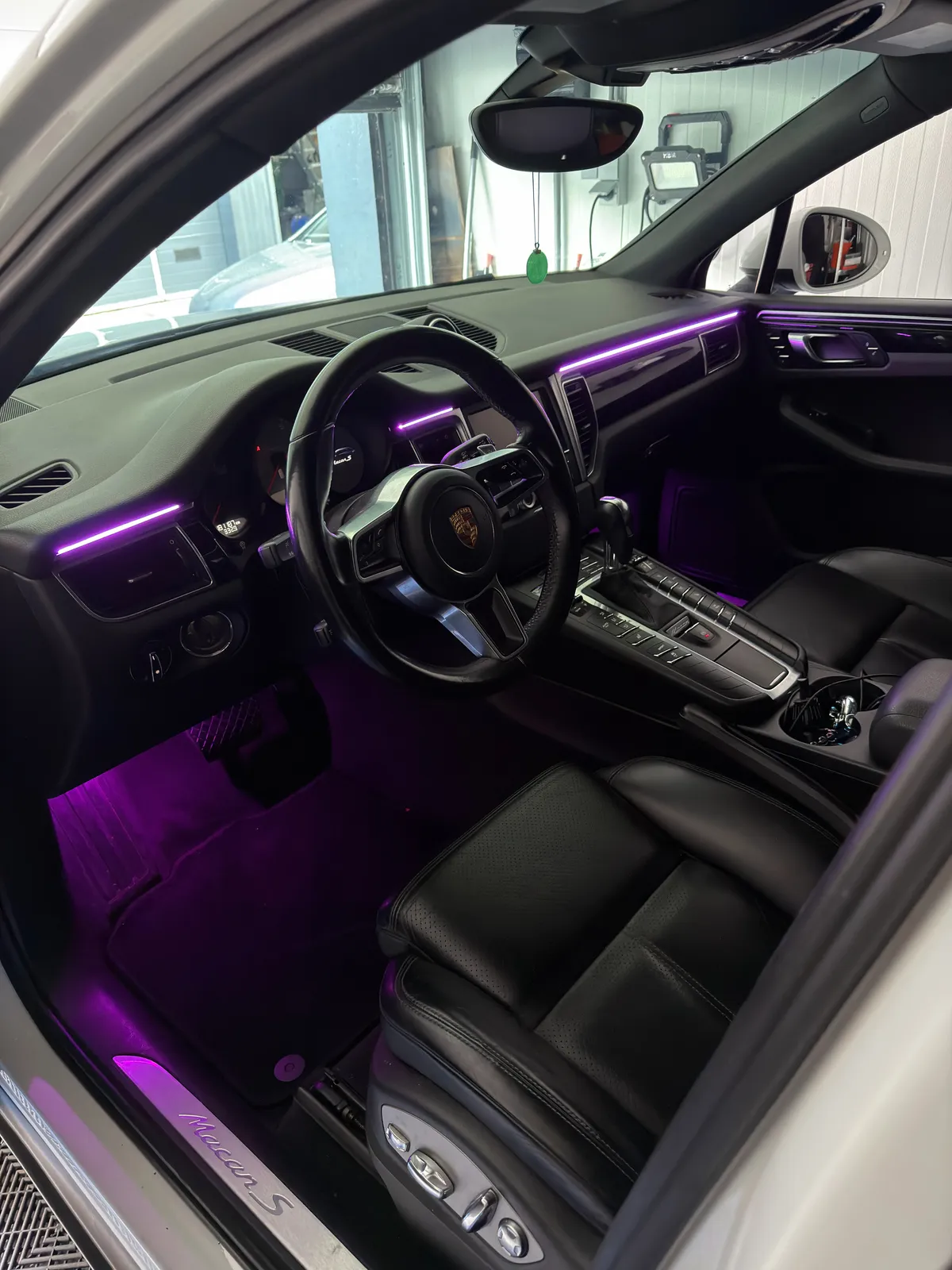 Werkend Apple CarPlay touchscreen interface in gemoderniseerd dashboard