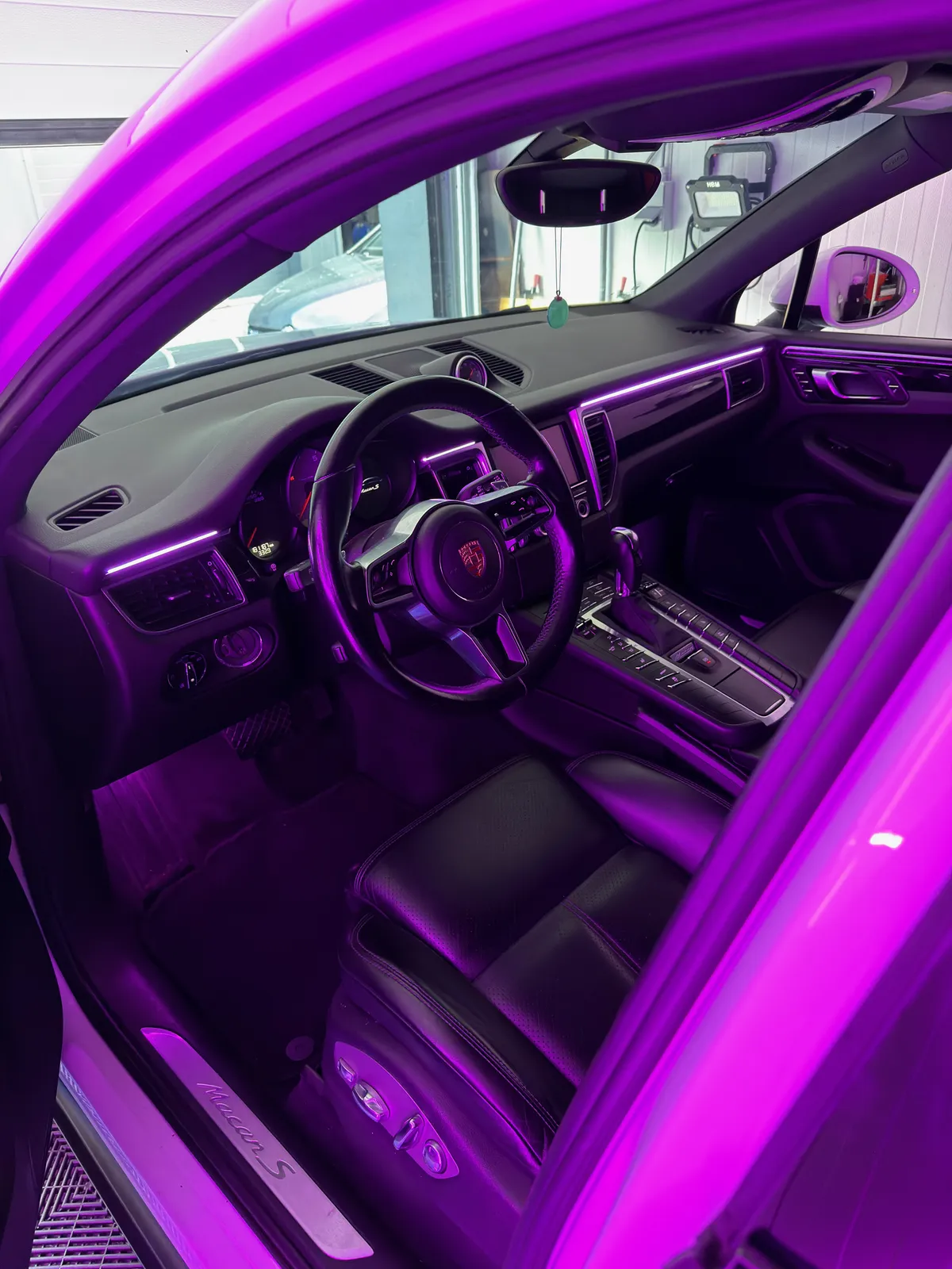 Werkend Apple CarPlay touchscreen interface in gemoderniseerd dashboard