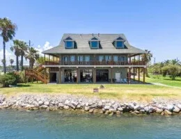 Johnny Walker’s waterfront lodge in Galveston