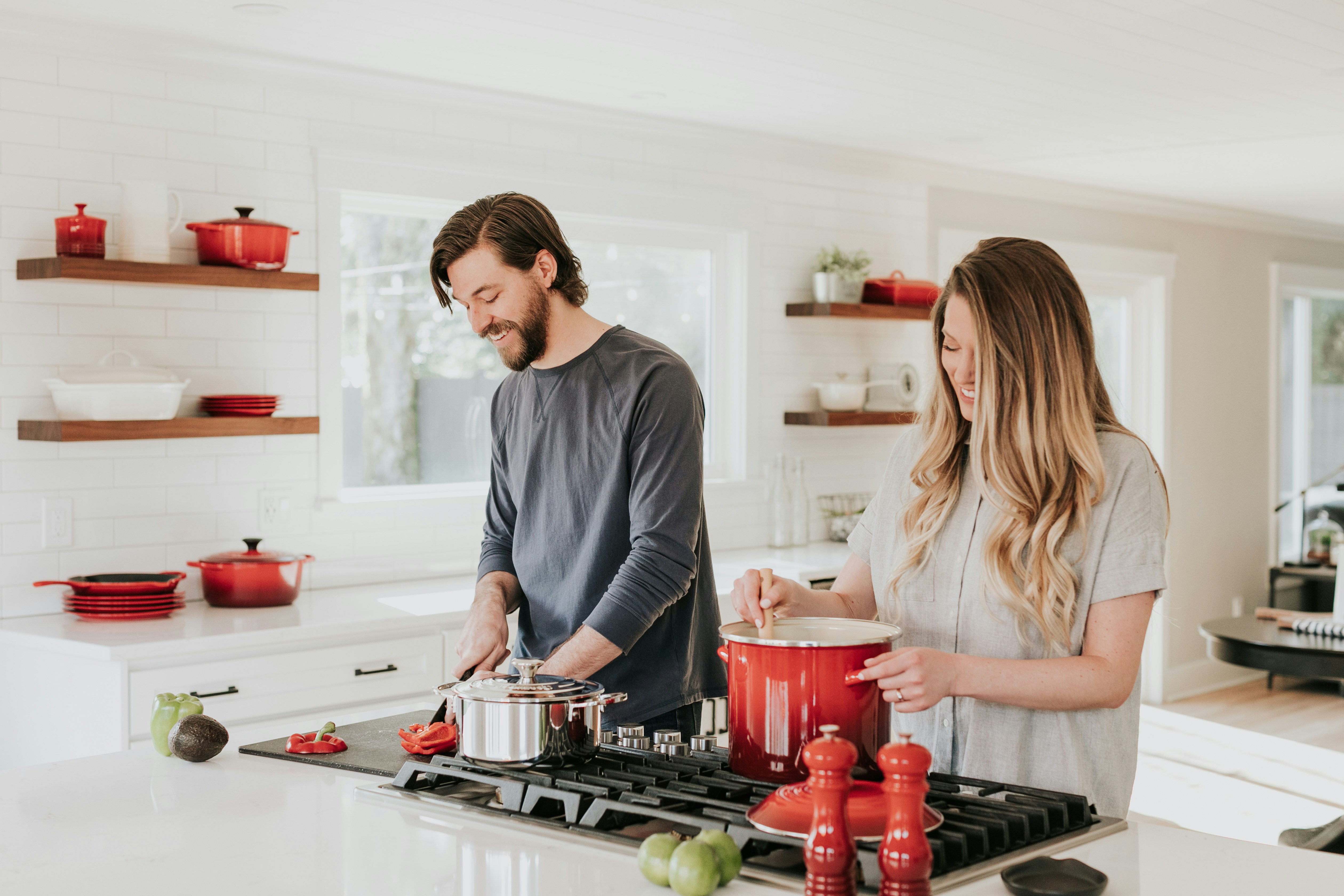 Couple dans leur cuisine partageant un moment du quotidien à la maison