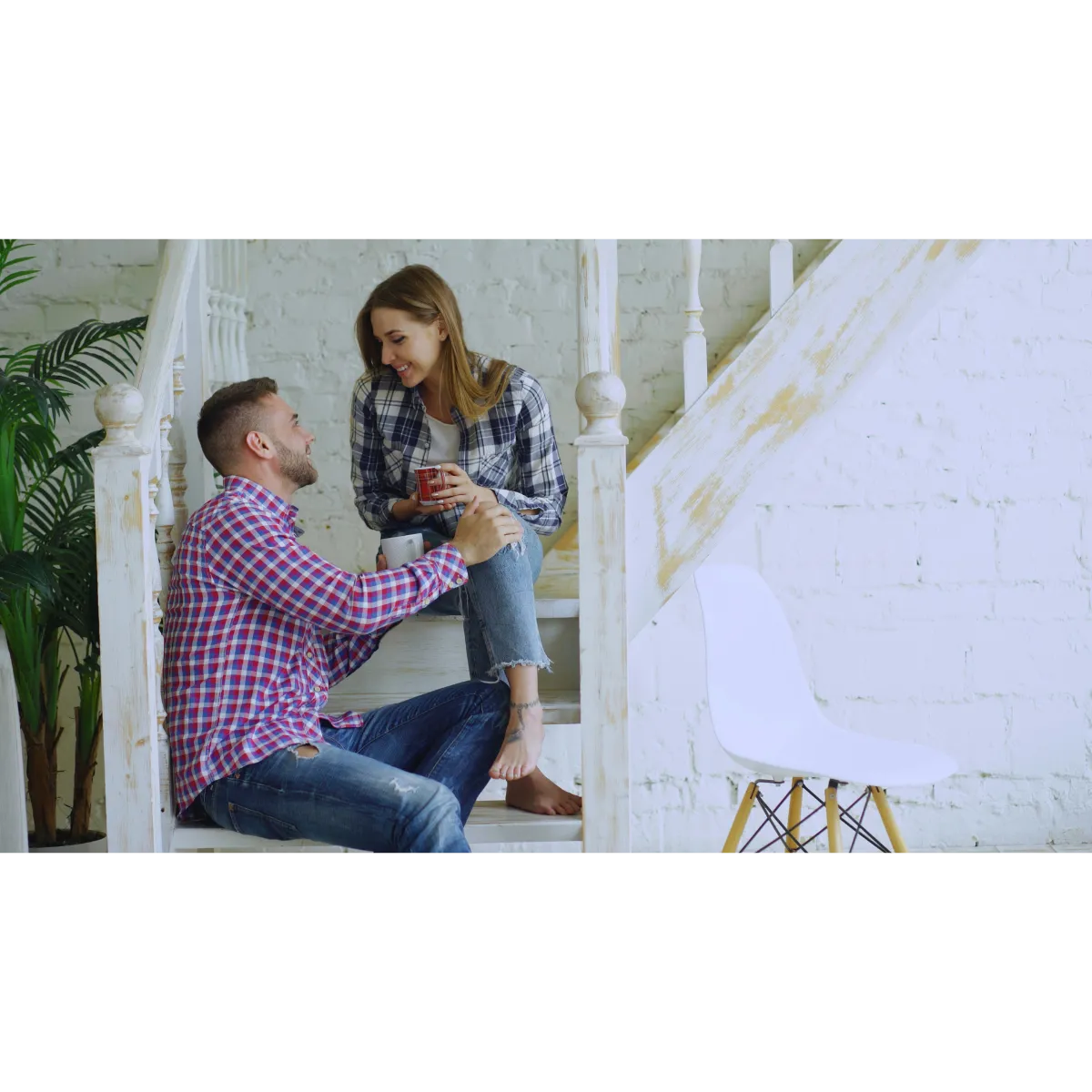 Couple échangeant de façon naturelle dans leur environnement réel