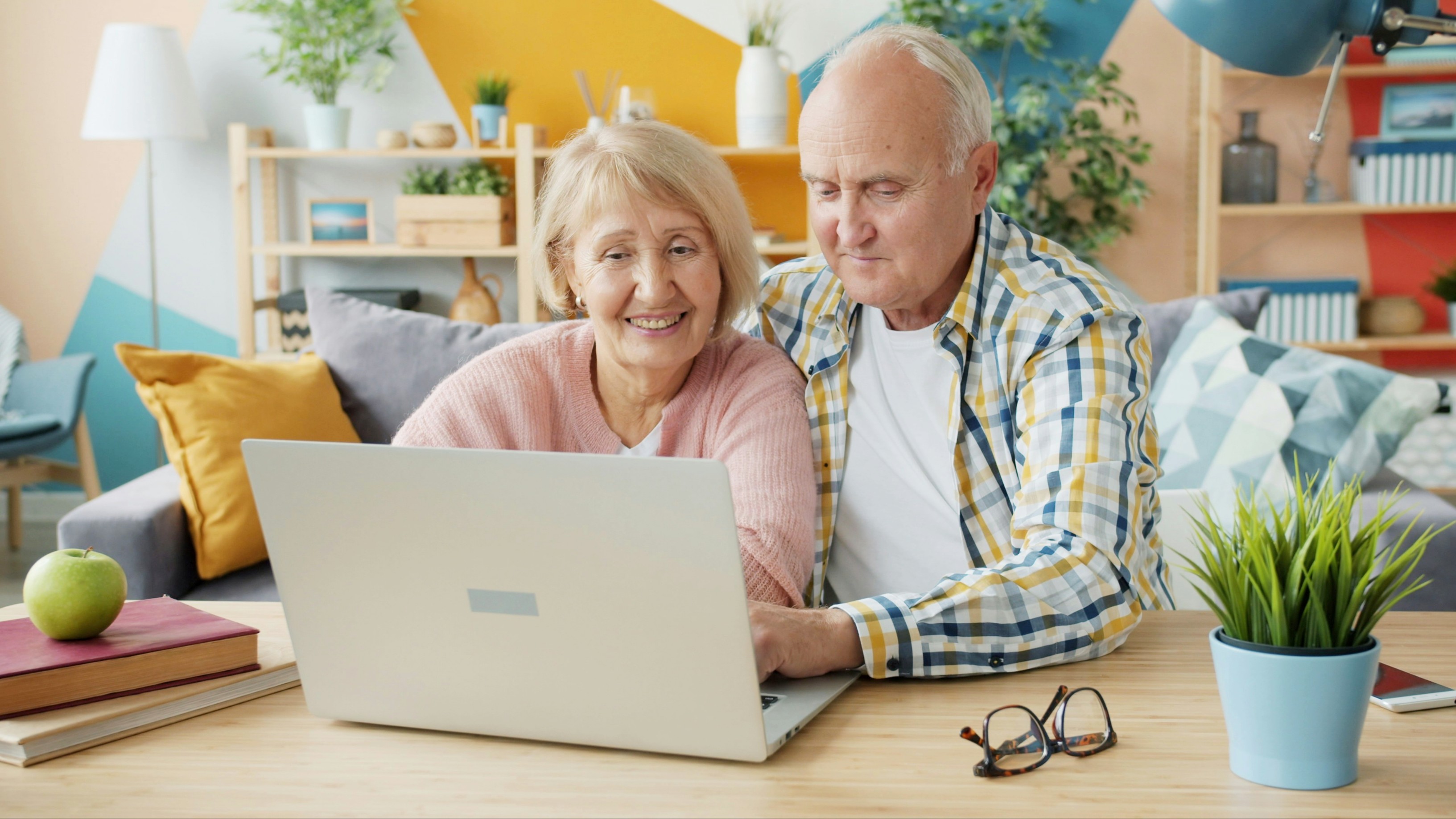 Couple senior participant à une consultation de couple en ligne à domicile