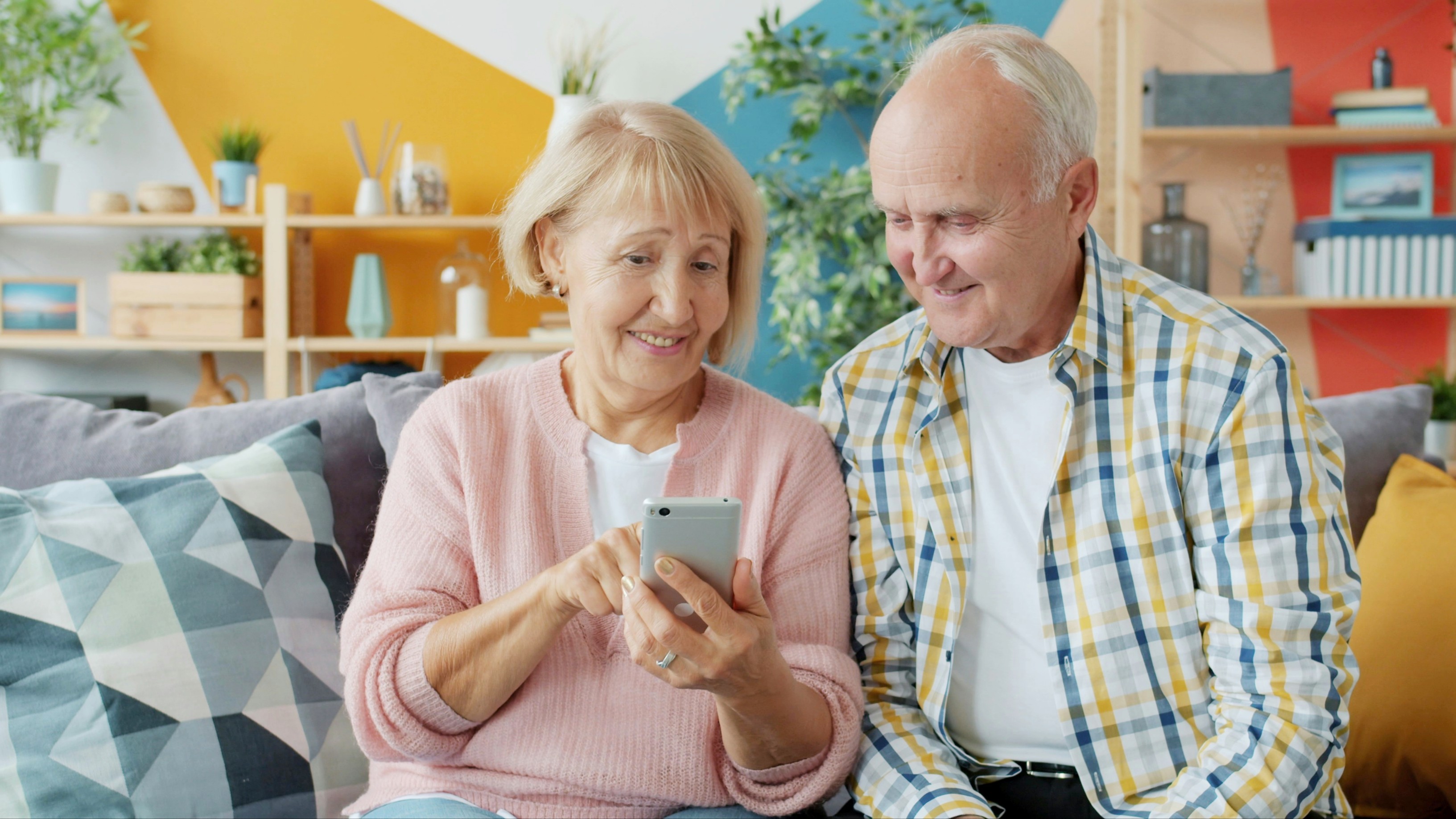 Couple senior utilisant la technologie pour une consultation en ligne