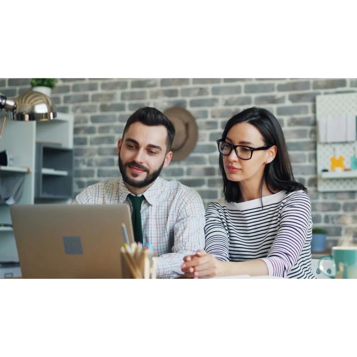 Couple participant à une consultation de couple en ligne à la maison