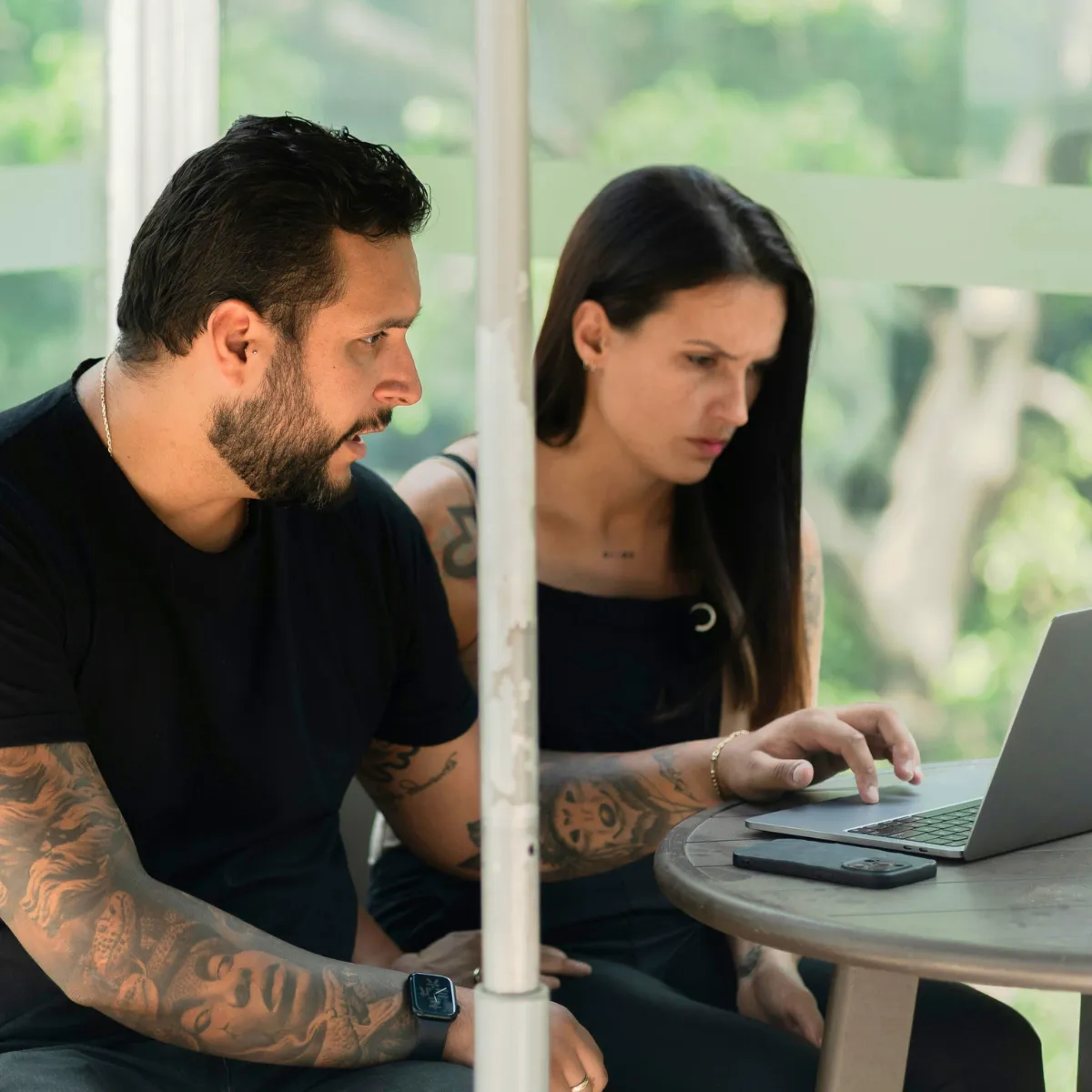 Couple senior utilisant la technologie pour une consultation en ligne