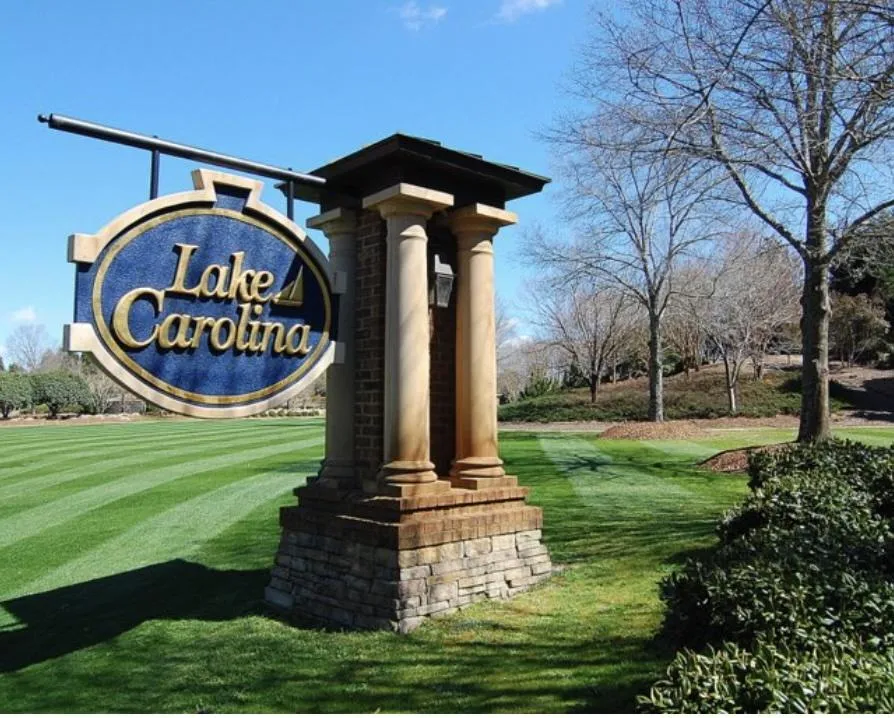 a living room filled with furniture and a kitchen