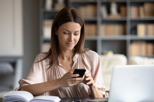 Une femme qui regarde son téléphone
