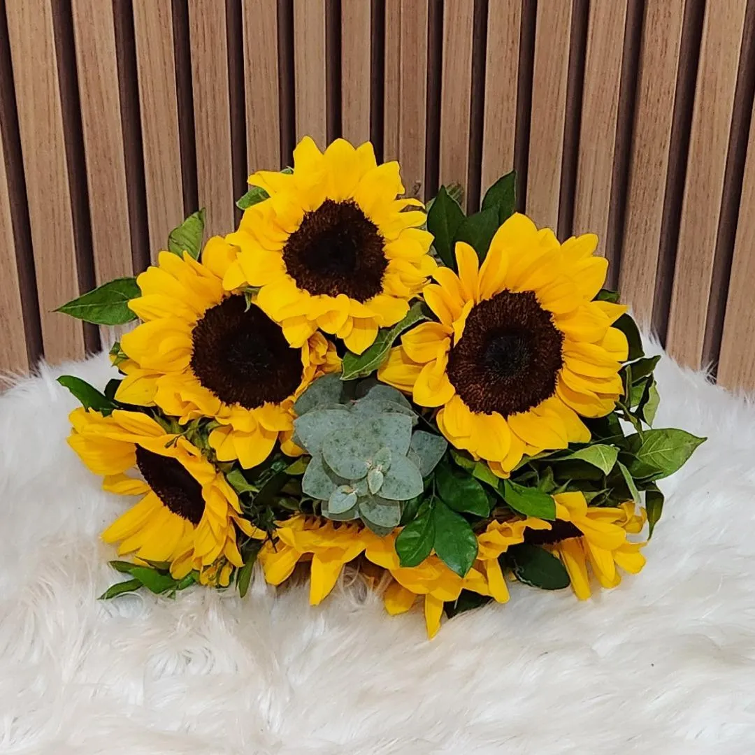 red and white rose bouquet