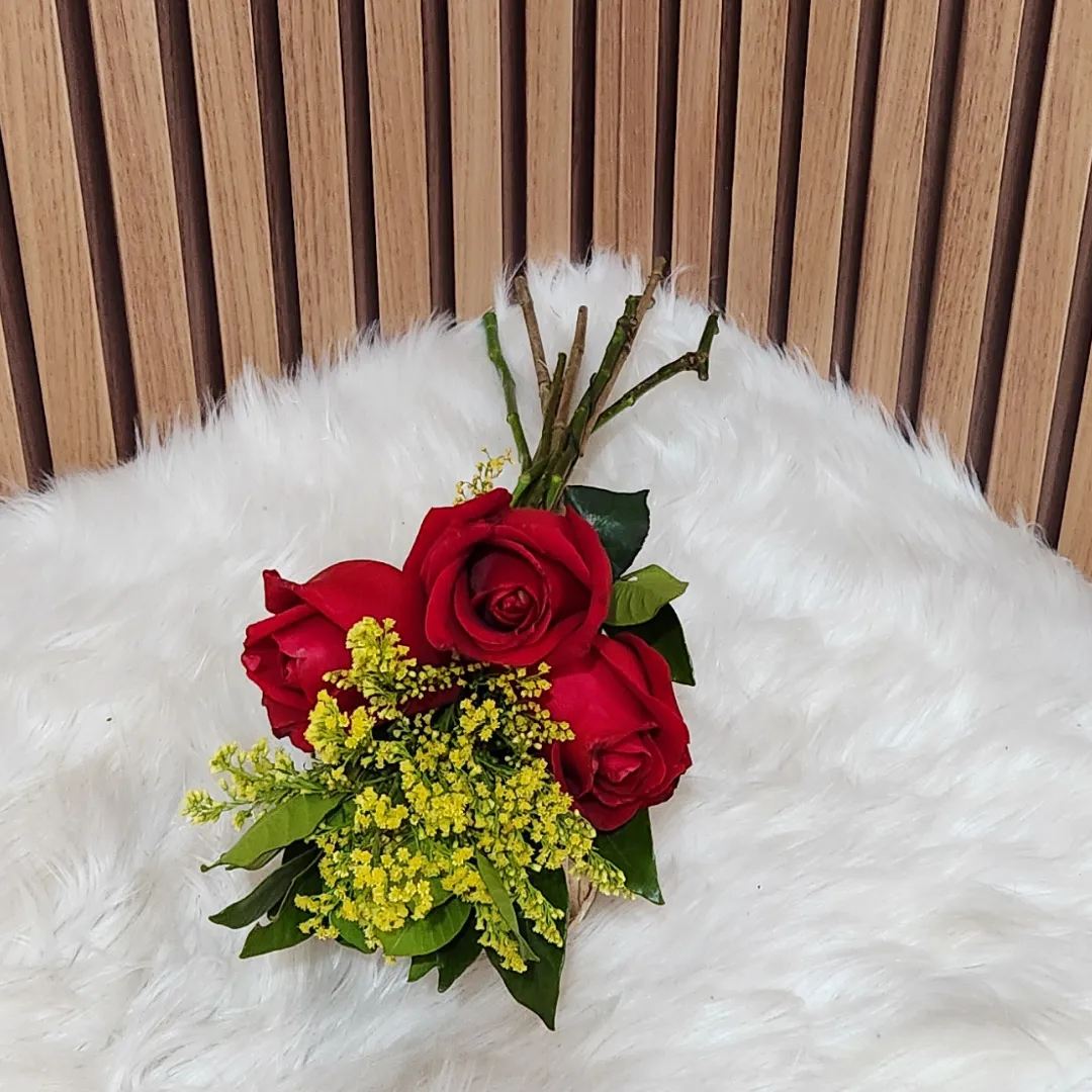 red and white rose bouquet