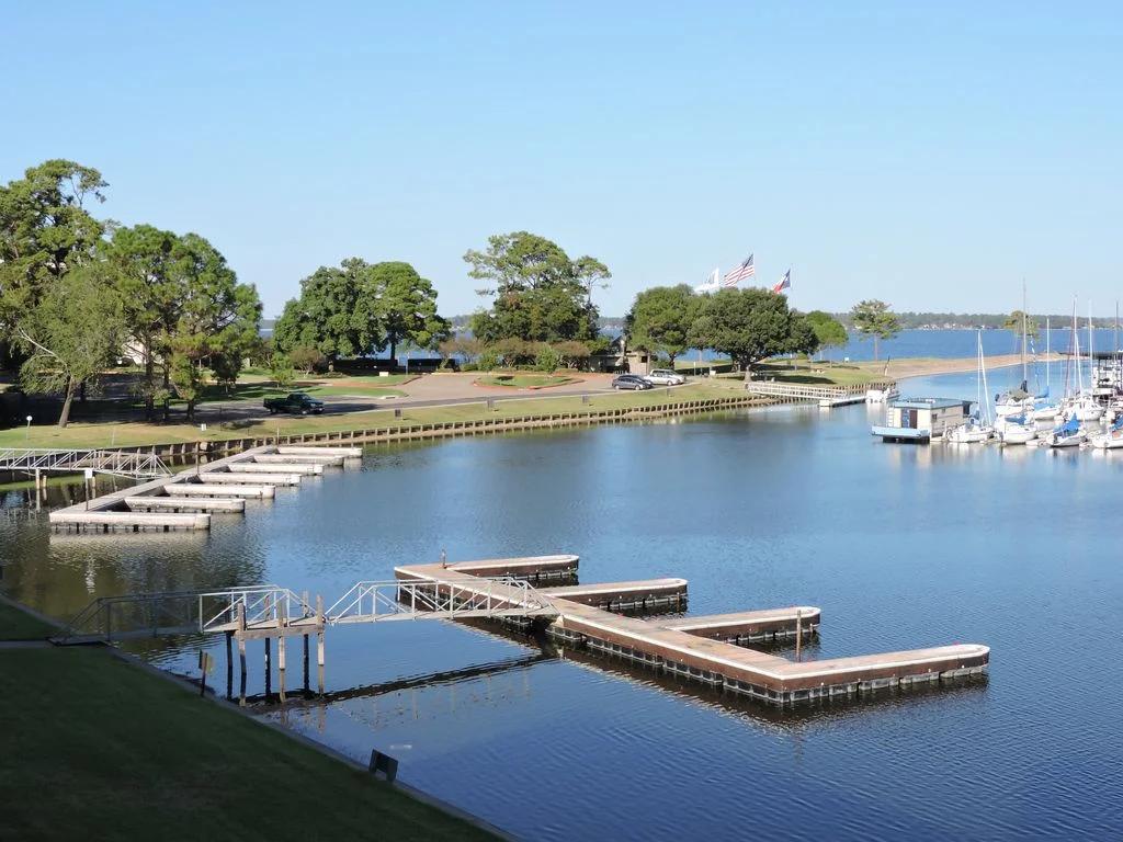 Lakefront Outdoor Living Around Lake Conroe: Backyard Features Buyers Love