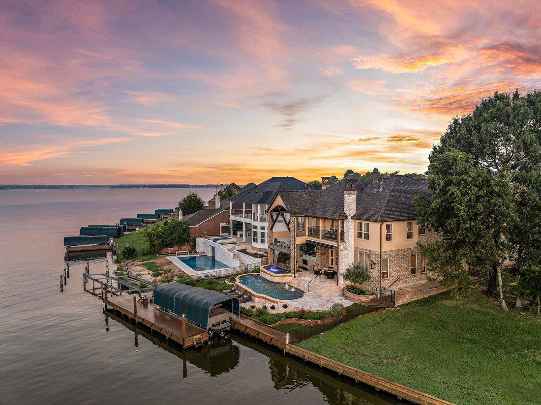 Waterfront vs. Inland Homes Near Lake Conroe: Which Should You Buy?