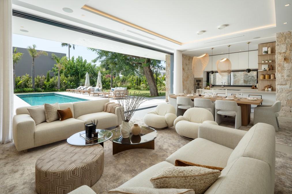 The Biggest Pricing Mistake Luxury Homeowners in Spring Make (And It Can Cost Thousands)