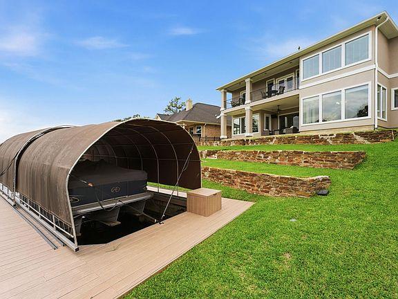 Your Lake Conroe Home Has a Boat Lift—But Will It Work for the Buyer's Boat?