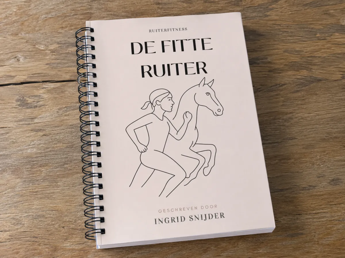 Sfeervolle, professionele portretfoto van een ruiter in actie die de connectie tussen paard en ruiter toont.