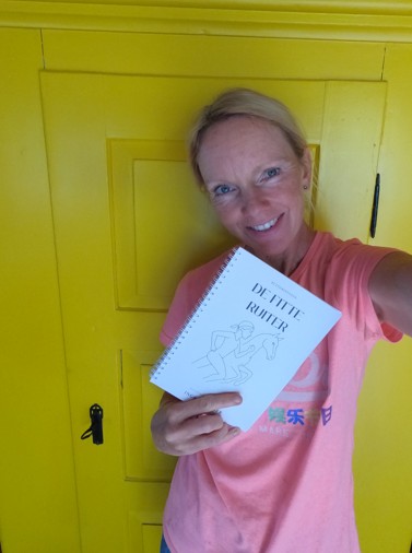 De auteur Ingrid met het boek De Fitte Ruiter