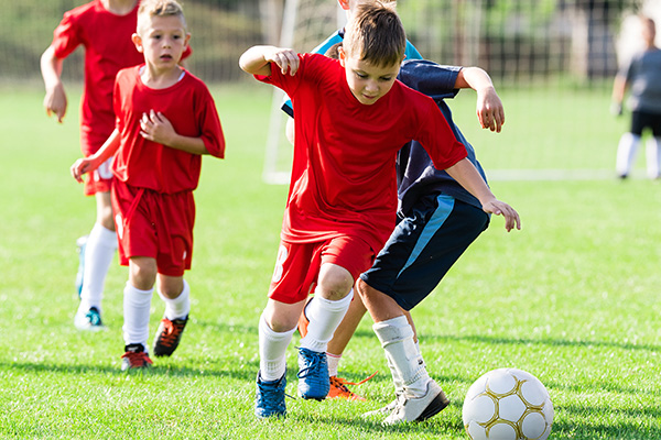 O meu filho lesionou o joelho — guia para pais