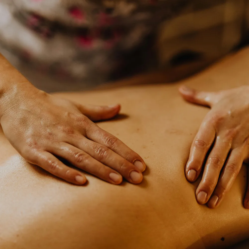 Relaxáló masszázs kezelés izomlazításra és stresszoldásra nyugodt környezetben