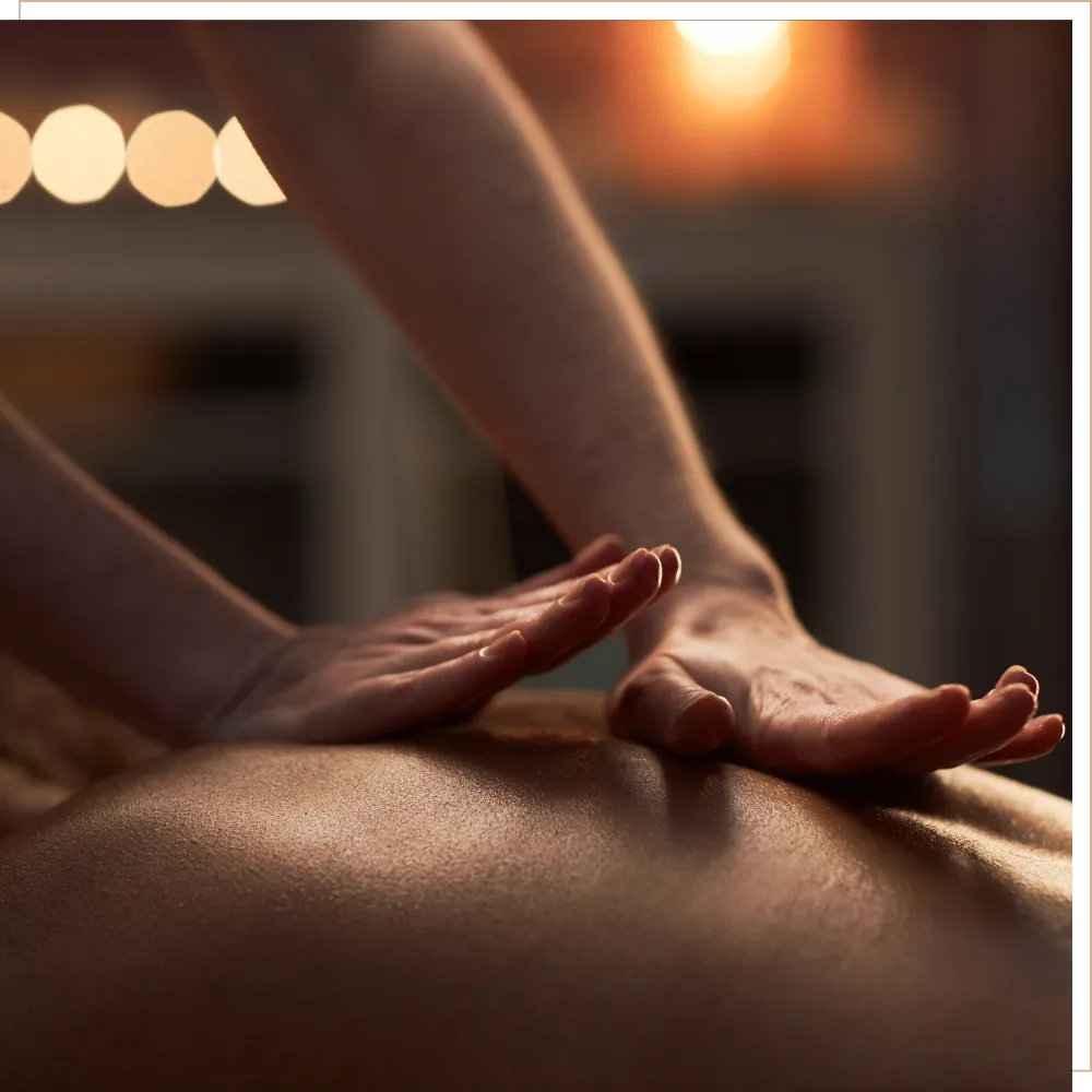 Relaxáló masszázs kezelés izomlazításra és stresszoldásra nyugodt környezetben