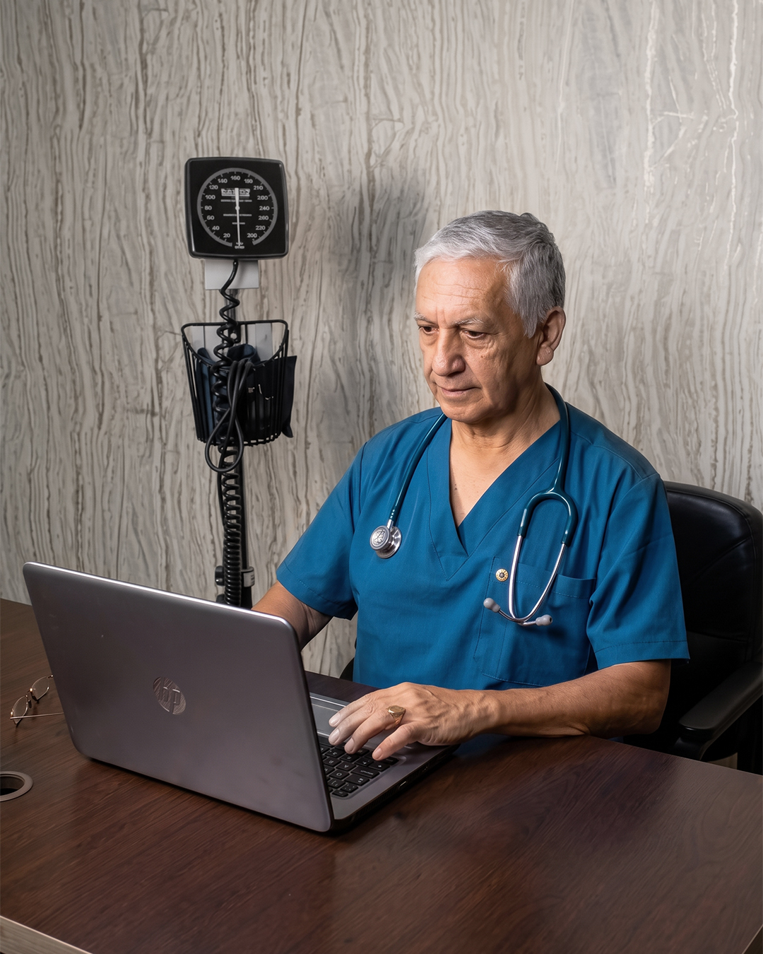 Dr. Omar Luis Baldivieso consultando paciente
