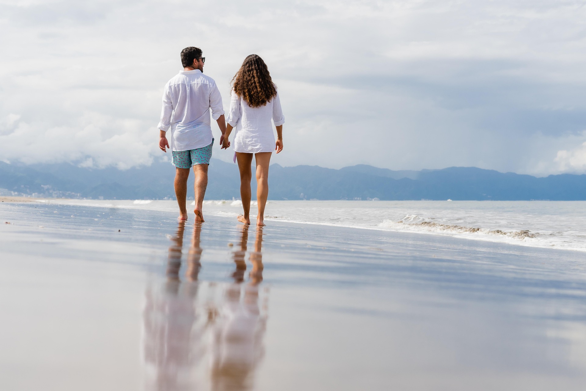 A picture of a couple on a beach after IBS hypnosis treatment in Lake Norman