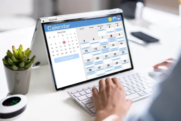  Digital calendar displaying automated appointment reminders.