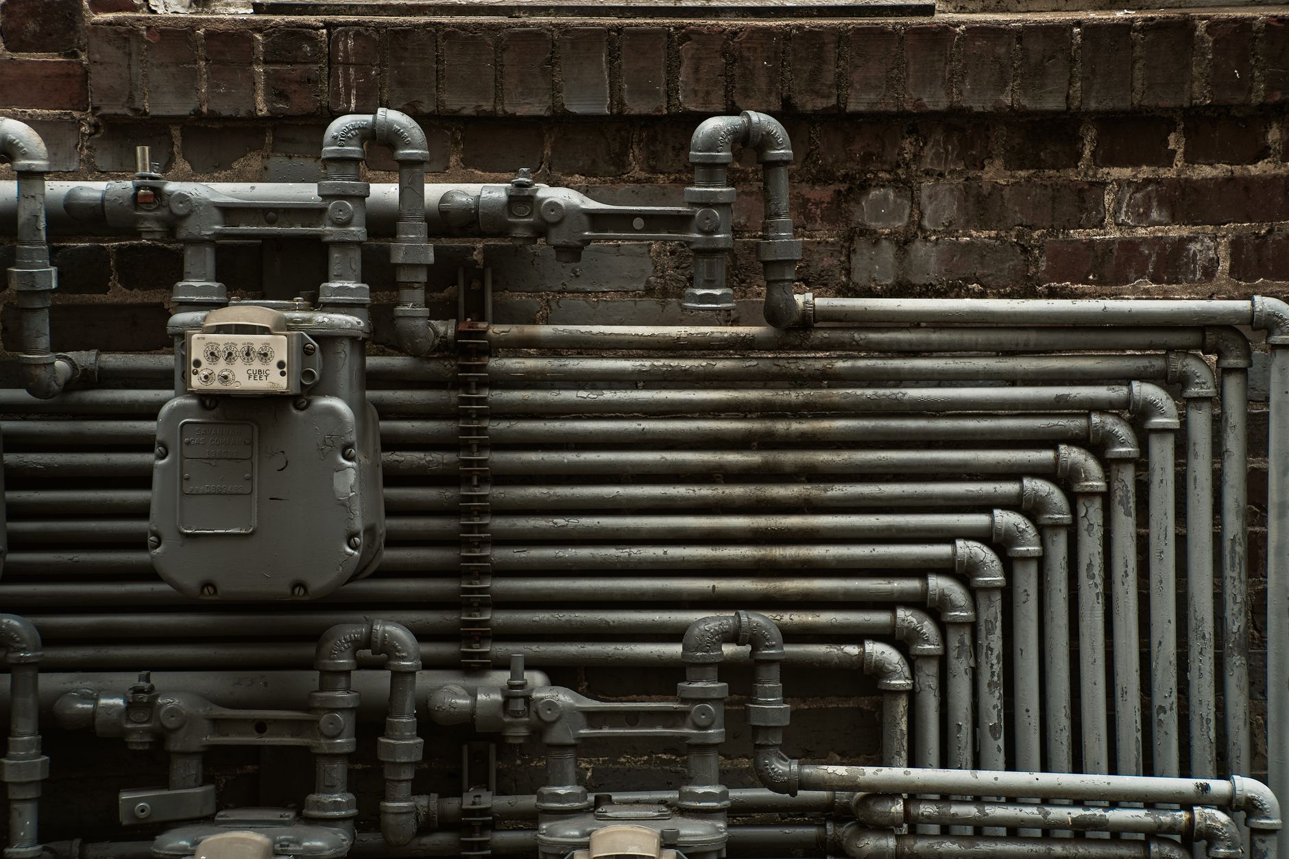 Plumber testing a home gas line for leaks in Miami
