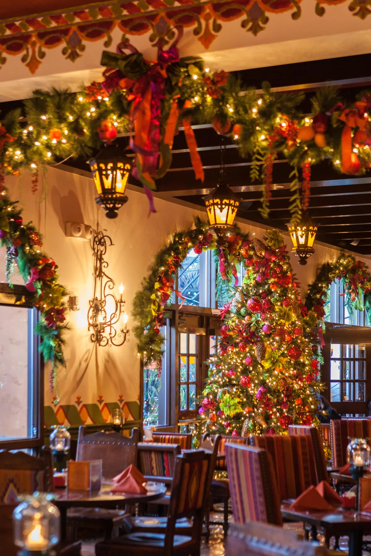 A casa dining room in holiday dress