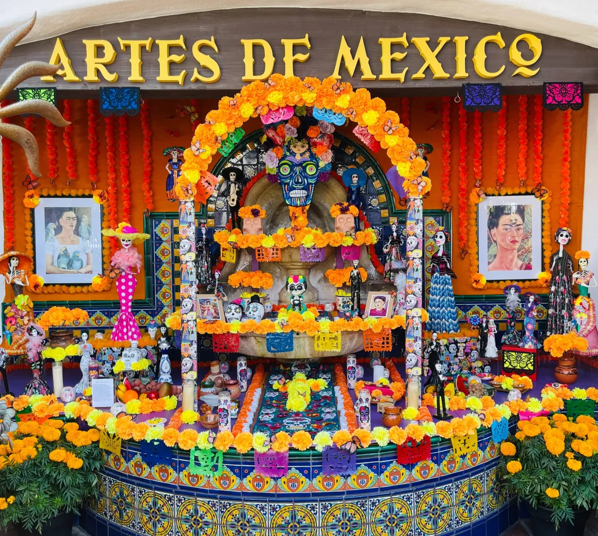 Día de los Muertos ofrenda at the shops