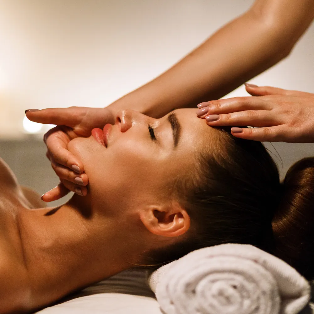 Arcmasszázs és arcdiagnosztikai kezelés közben ellazuló vendég, amely segíti a stressz oldását és a testi-lelki egyensúlyt.