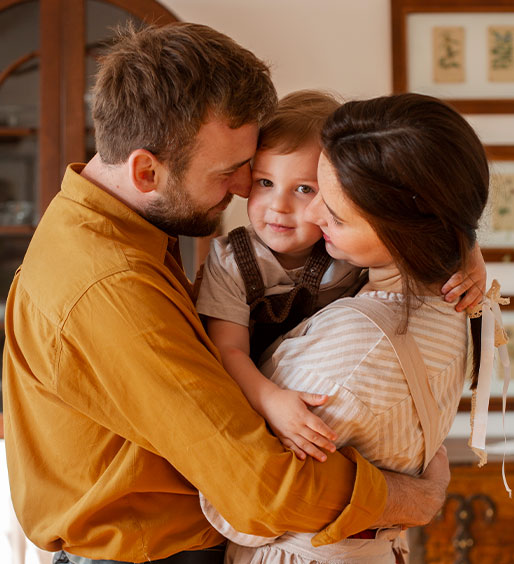 Agente de seguros bilingüe sonriendo mientras revisa documentos de póliza en una oficina moderna y luminosa.