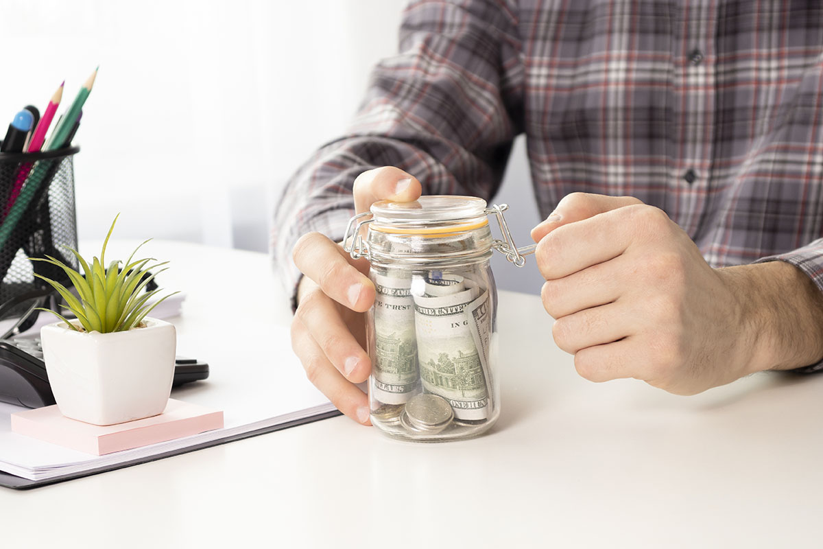 Familia hispana sonriendo en la sala, conversando sobre su futuro financiero y protección.