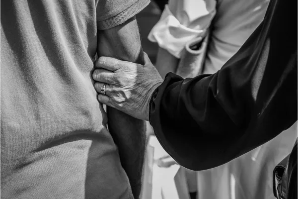 𝐁𝐞𝐲𝐨𝐧𝐝 𝐊𝐢𝐧𝐝𝐧𝐞𝐬𝐬: 𝐔𝐧𝐝𝐞𝐫𝐬𝐭𝐚𝐧𝐝𝐢𝐧𝐠 𝐭𝐡𝐞 C𝐨𝐦𝐩𝐥𝐞𝐱𝐢𝐭𝐢𝐞𝐬 𝐨𝐟 H𝐞𝐥𝐩𝐢𝐧𝐠 H𝐨𝐦𝐞𝐥𝐞𝐬𝐬 W𝐨𝐦𝐞𝐧