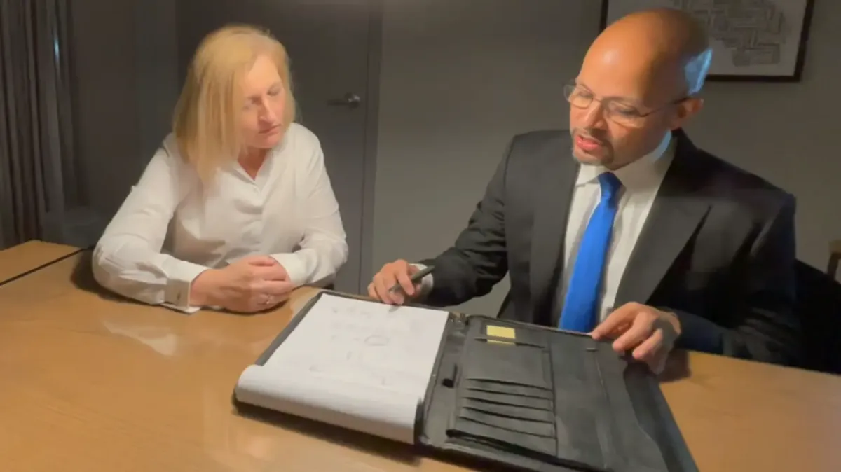 Engels J. Valenzuela advising entrepreneur about scaling client acquisition