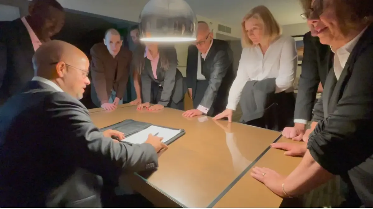 Engels J. Valenzuela showing a lead generation playbook to entrepreneurs, coaches and consultants.