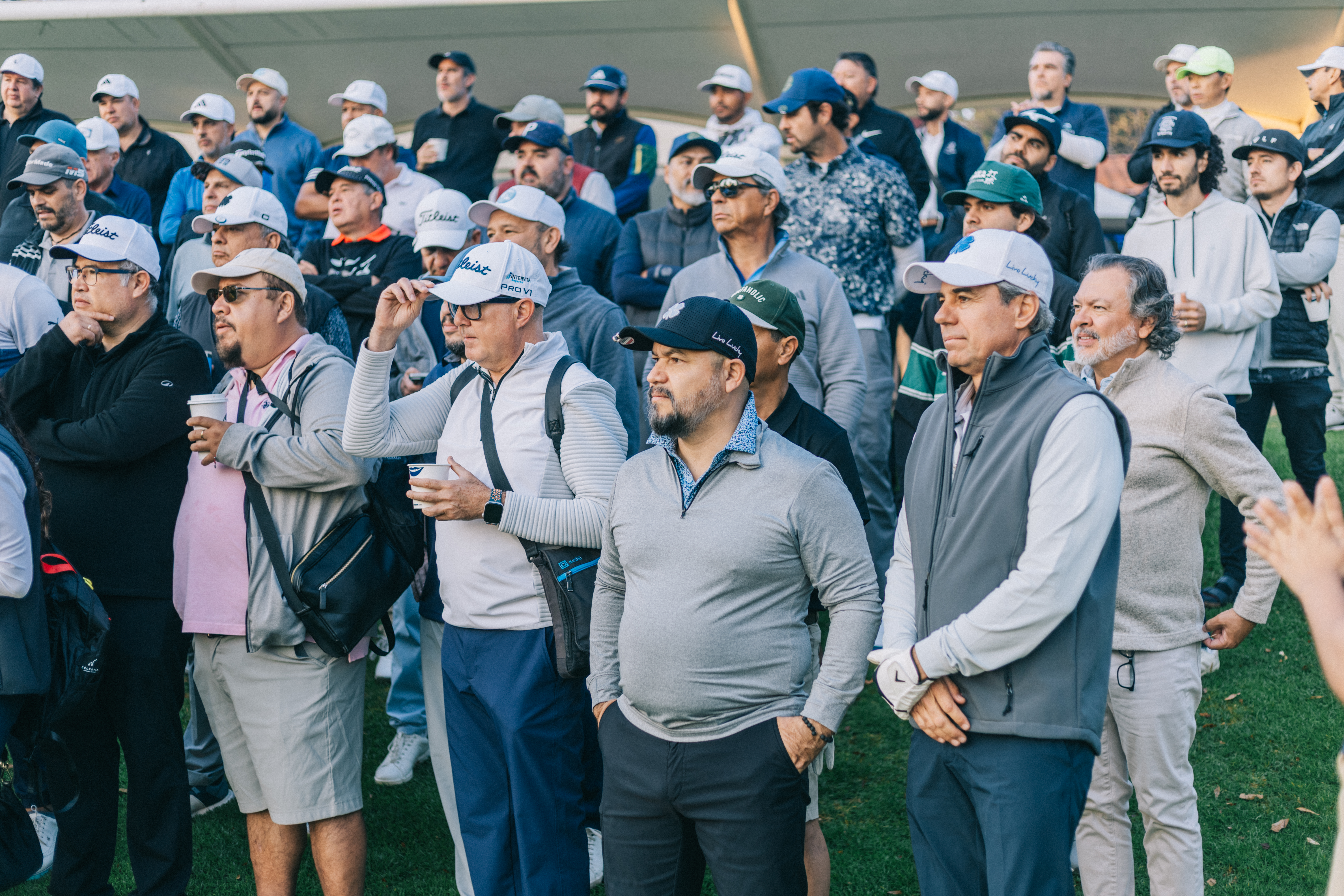Jugadores participando en el 8º Torneo de Golf CANICA 2026 en Atlas Country Club, evento con causa en apoyo a niñas y niños con cáncer.