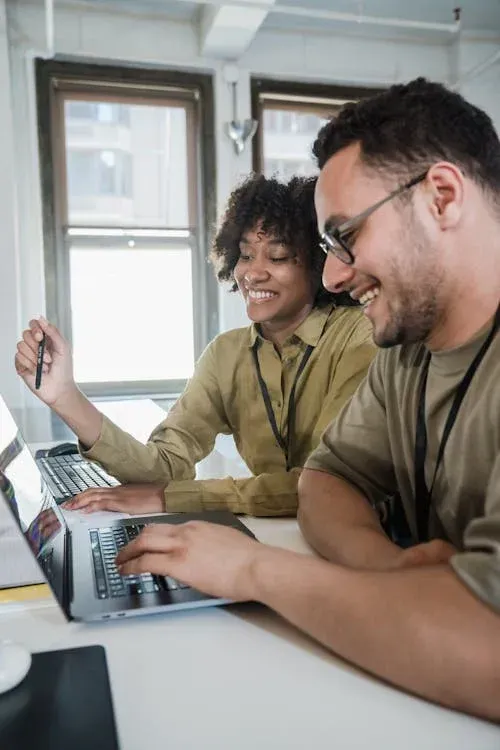 Dos personas felices en una sesion con el psicologo en linea.