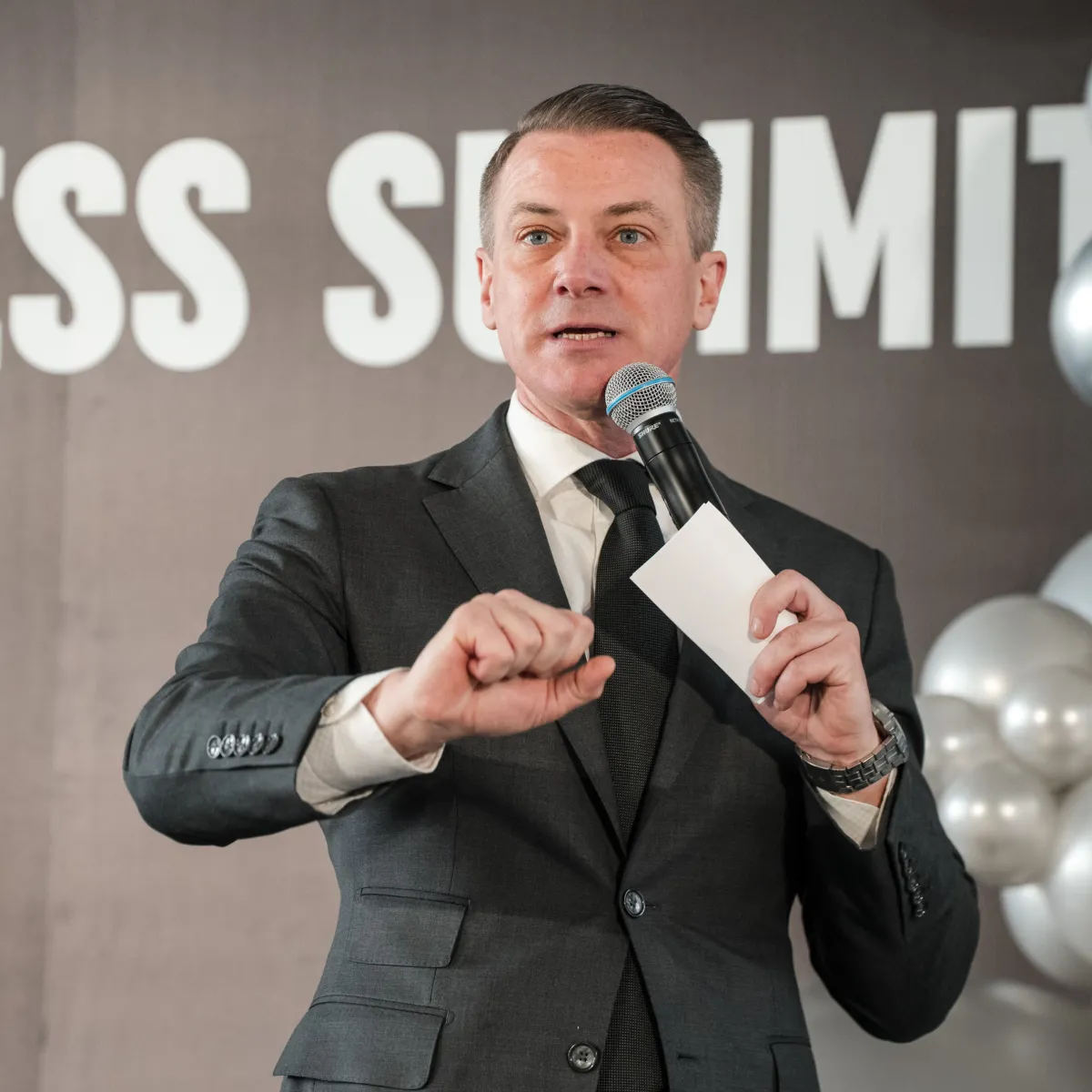Jimmy Hays Nelson presenting a structured message to business leaders during a live keynote