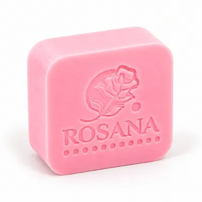 Roze vierkant zeepje, gepersonaliseerd met het logo en de naam ROSANA.