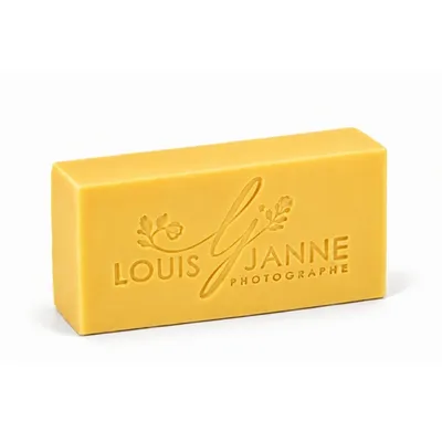 Geel rechthoekig zeepje Retro Classic, bedrukt met het logo van LOUIS JANNE PHOTOGRAPHE.