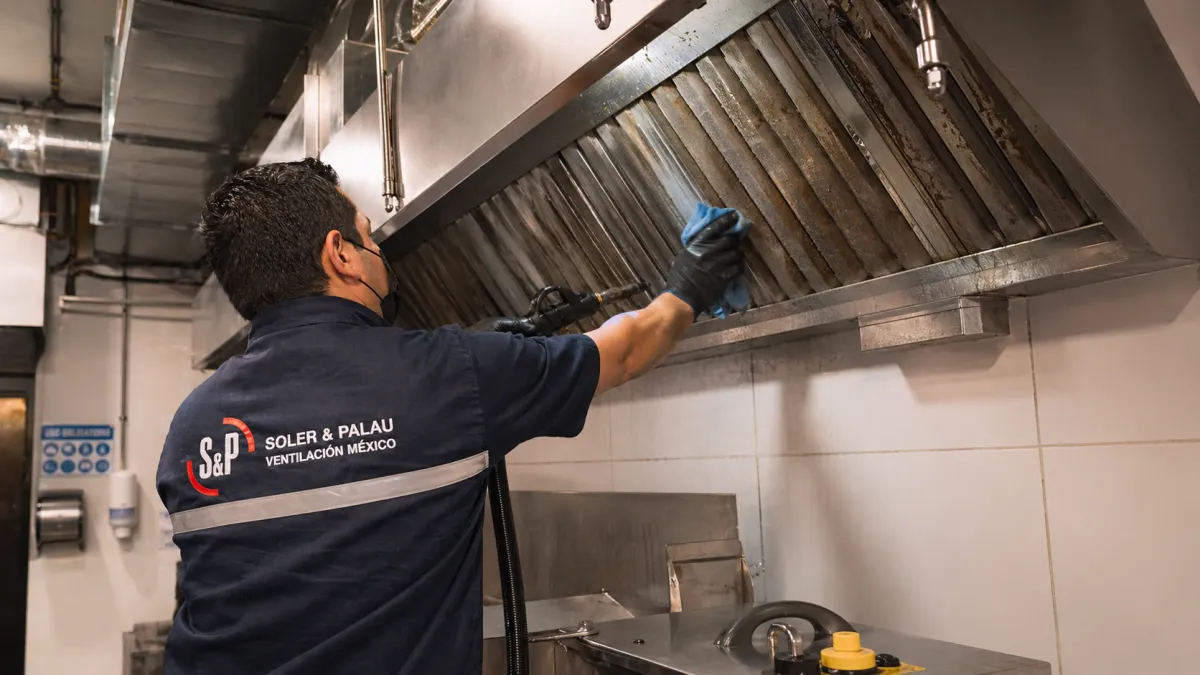 Campana de extracción instalada en cocina comercial para eliminar humo y calor en Mazatlán