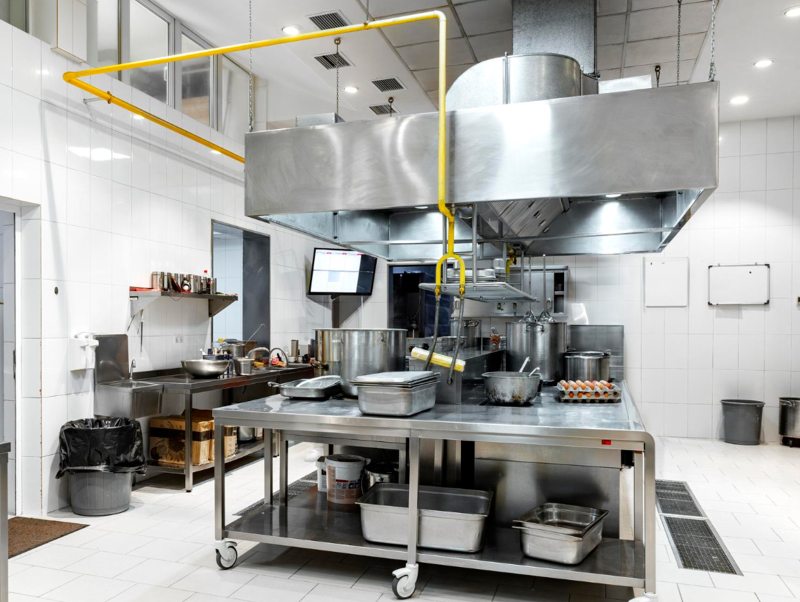 Campana de extracción instalada en cocina comercial para eliminar humo y calor en Mazatlán