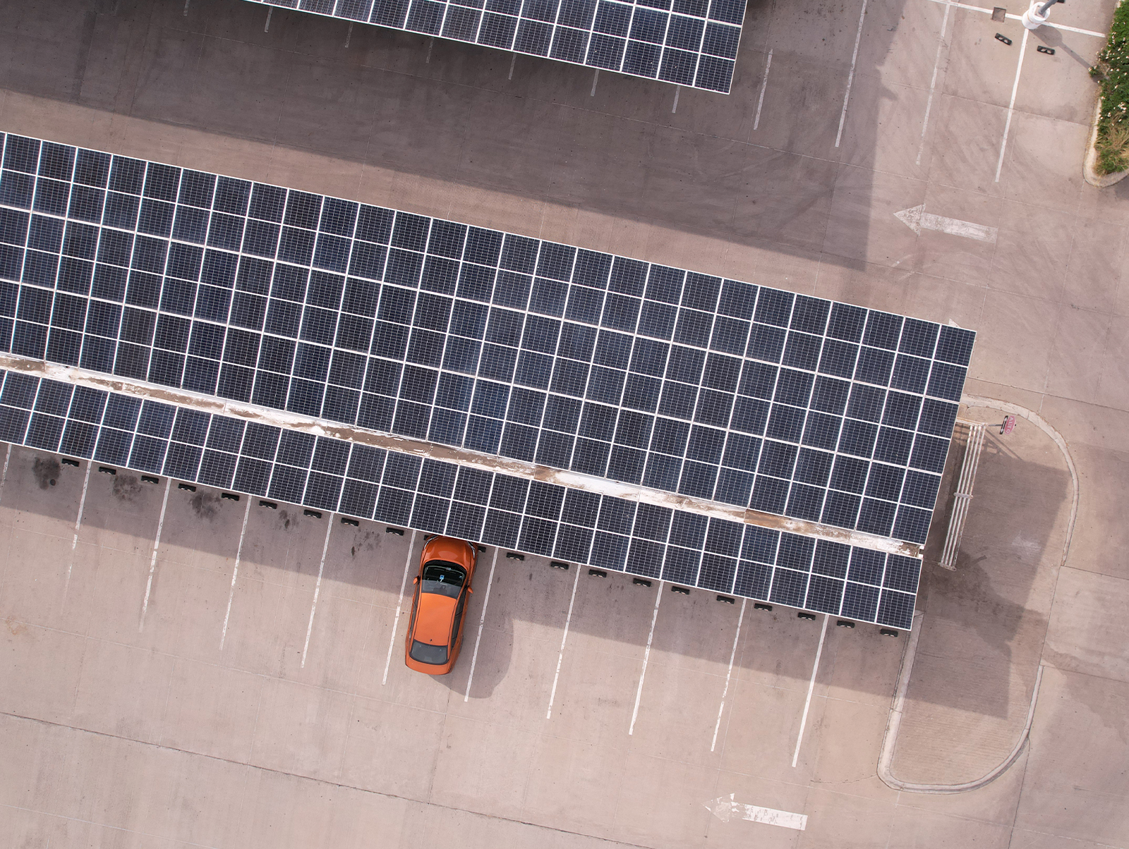 Sistema de paneles solares funcionando en edificio comercial en Mazatlán