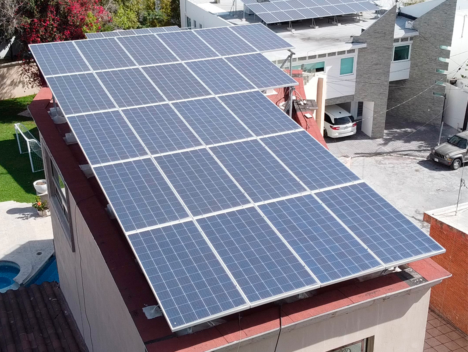 Paneles solares instalados en negocio en Mazatlán para reducir consumo de energía