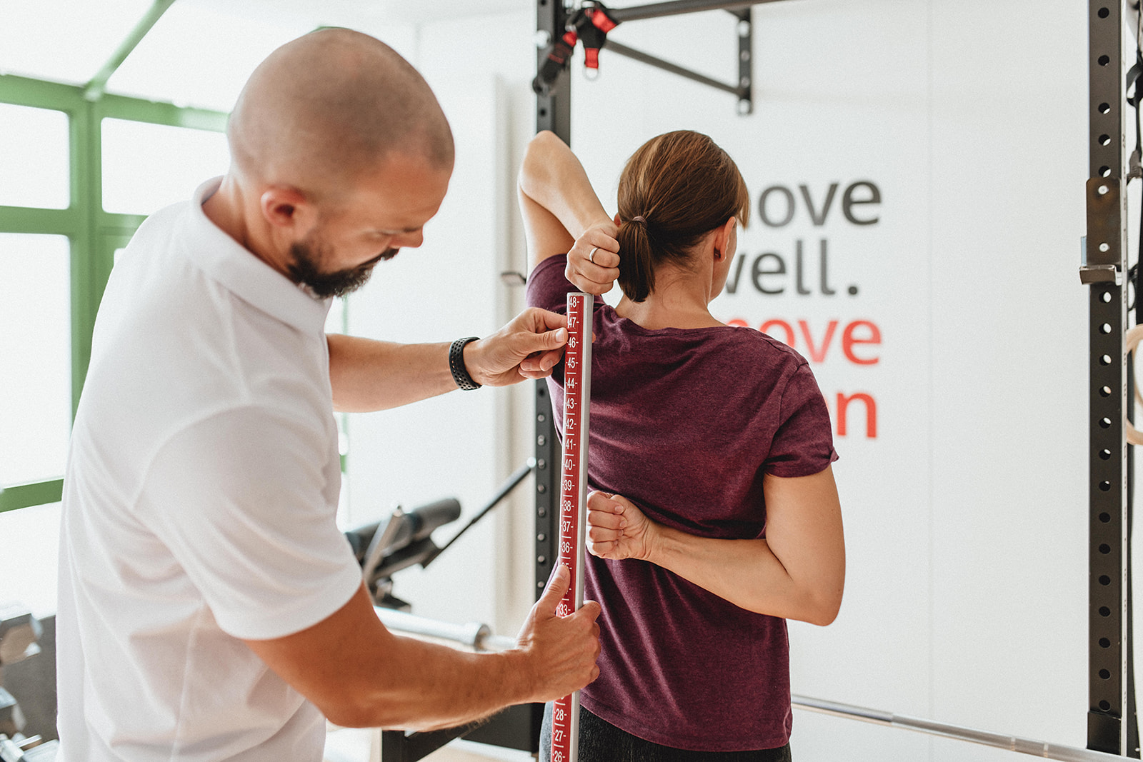Fabian Berner testet die Schulterbeweglichkeit einer Patientin.