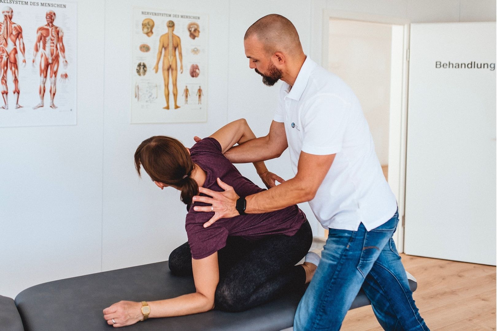 Fabian Berner behandelt eine Patientin bei Rückenschmerzen