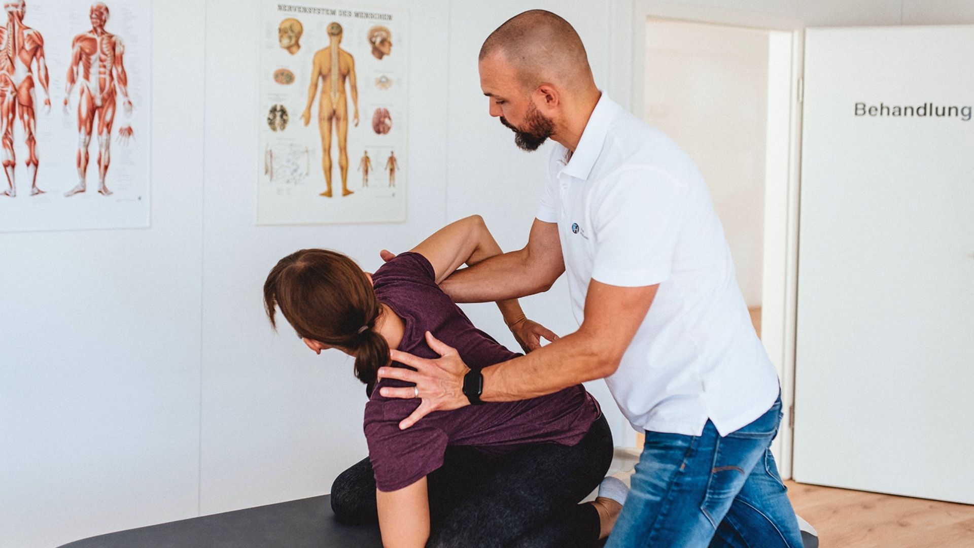 Fabian Berner behandelt eine Patientin bei Rückenschmerzen