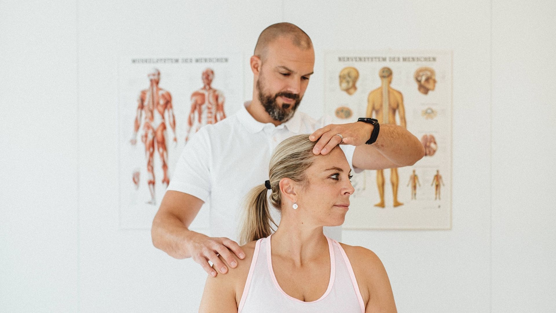Fabian Berner bei der Analyse von Nackenschmerzen
