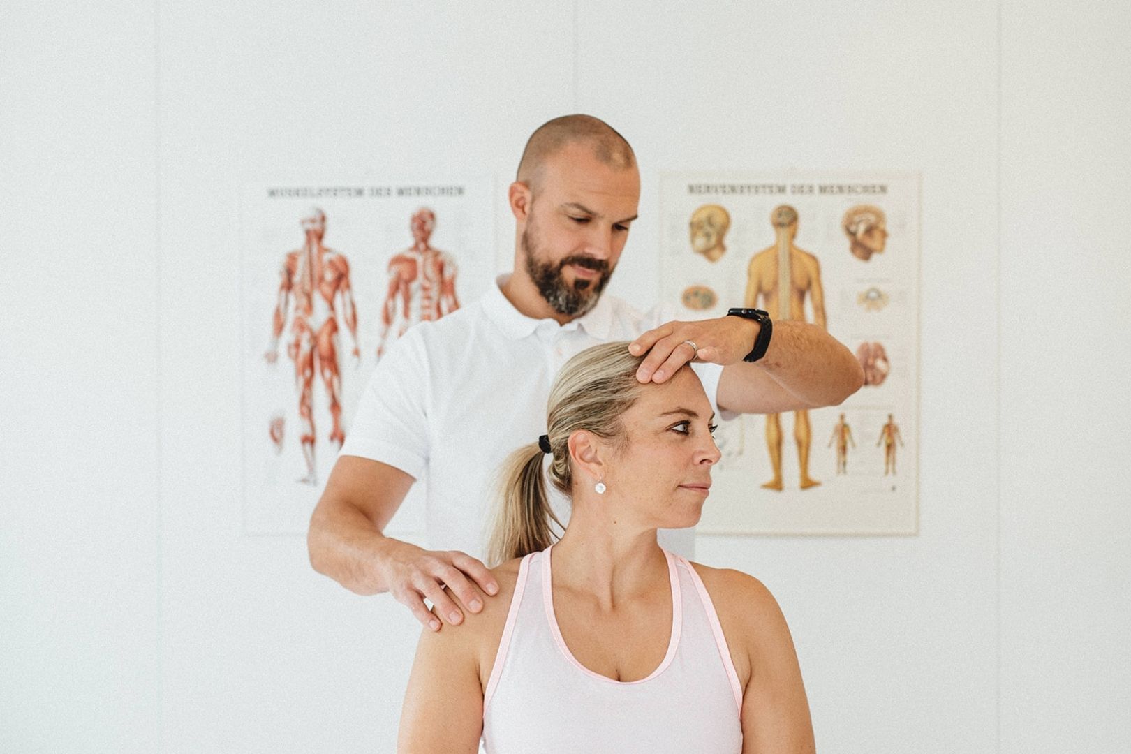 Fabian Berner bei der Analyse von Nackenschmerzen